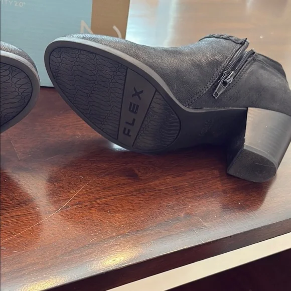 Life Stride Black Heeled Boots for Elegant Style - Picture 3 of 4